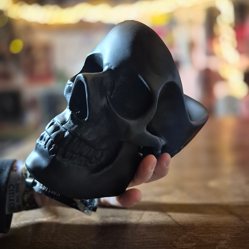 Crâne noir vide poches